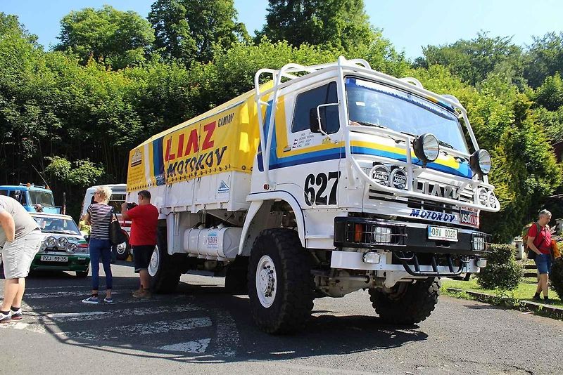V Litvínově se uskutečnil již osmý sraz historických vozidel. Letos na něj poprvé přijel legendární jezdec z Dakaru a někdejší závodník ve Formuli Easter Jiří Moskal. Na snímku je v rozhovoru s jedním z návštěvníků.