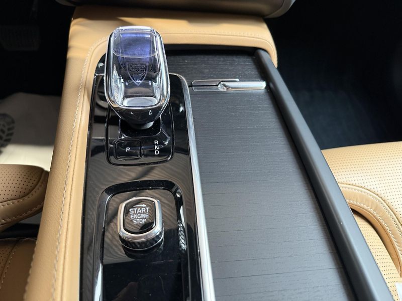 Volvo XC90 B5 AWD diesel Plus Bright Auto - fotka 11 z 22