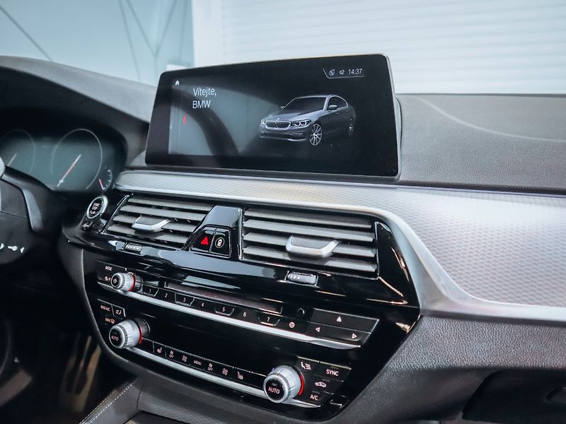 BMW Řada 5 530d xDrive M-paket 195 kW - fotka 9 z 28