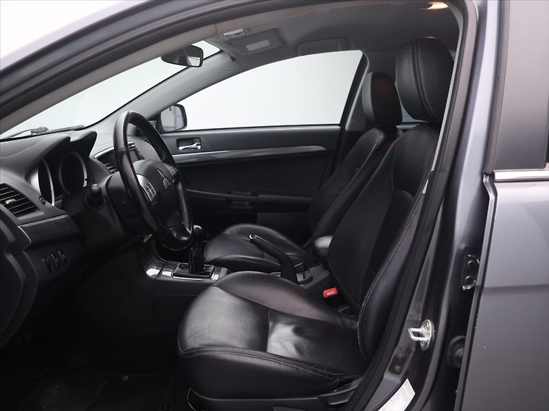 Mitsubishi Lancer 1.8 i 105kW Xenon Navi Kůže - fotka 11 z 31