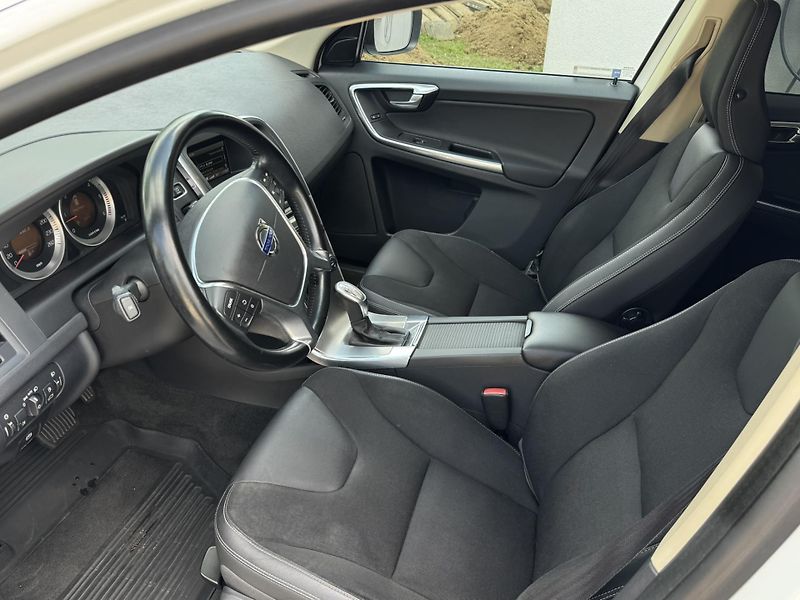 Volvo XC60 D4 AWD MOMENTUM - fotka 12 z 43