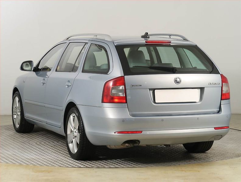 Škoda Octavia (2009) Laurin&Klement 2.0 TDI, Xenony - fotka 4 z 25