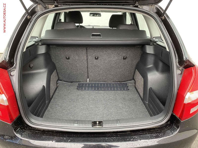 Škoda Fabia (2009) 1.6 16V, Ambiente, +kola - fotka 7 z 17