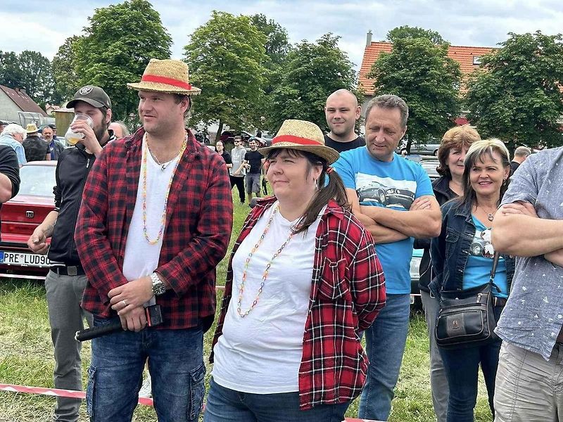 Tradiční sraz veteránů a youngtimerů na louku do Křenovic u Bernartic na Písecku v sobotu 12. července přilákal desítky veteránských nadšenců.
