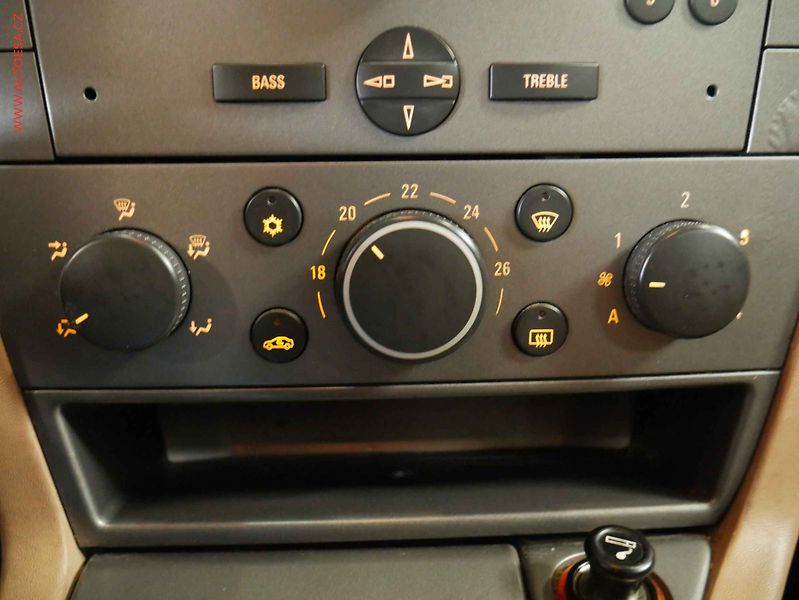 Opel Vectra (2006) 1.9 CDTi, ČR, AC, temp, STK7 - fotka 14 z 17