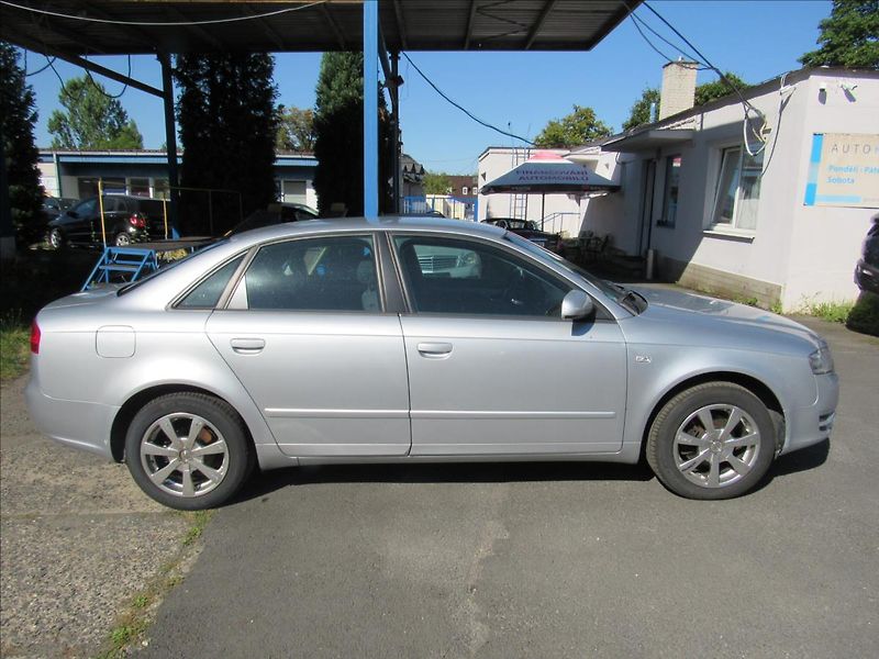 Audi A4 1,6 i 75kW Sedan - fotka 8 z 29