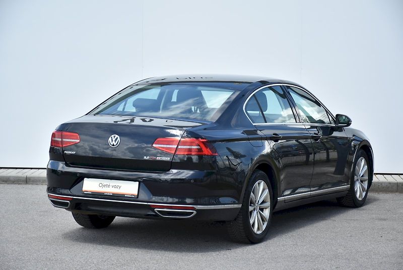 Volkswagen Passat (2017) HIGHLINE 2.0 BiTDI 176kW DSG 4 - fotka 9 z 31
