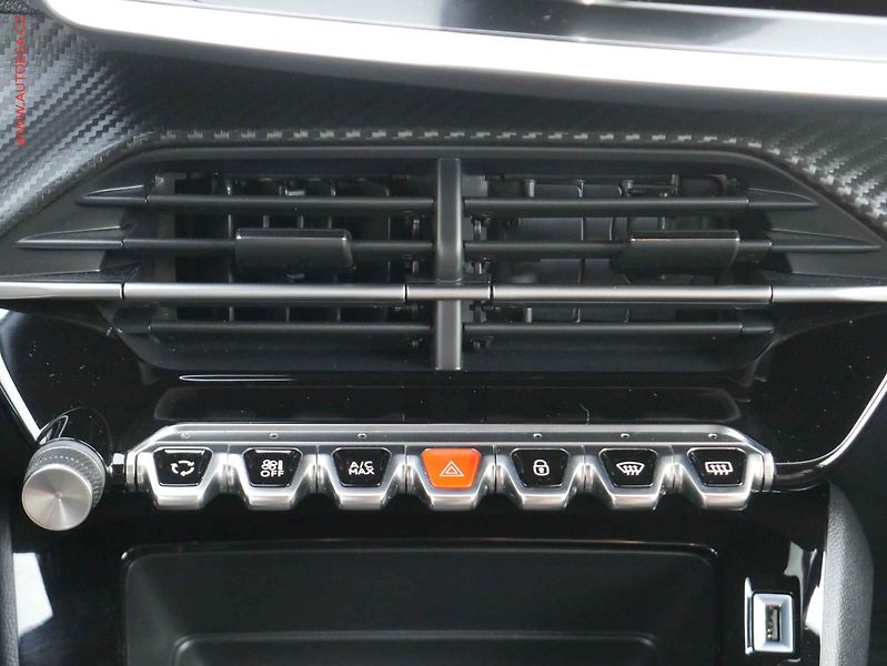 Peugeot 2008 (2023) 1.2PT, 1.maj,ČR, Active, LED - fotka 13 z 16