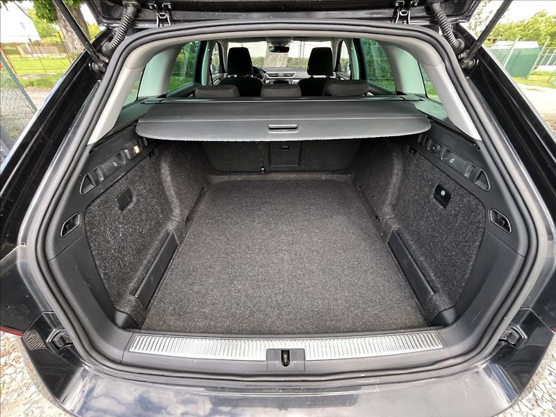 Škoda Superb 2,0 TDi DSG  NAVI BIXEN ACC AL - fotka 35 z 50