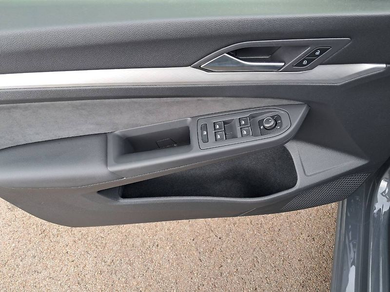 Volkswagen Golf (2023) LIFE 1.0 e-TSI / 81 kW DSG7 - fotka 15 z 27