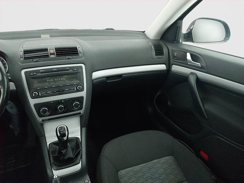 Škoda Octavia (2012) Ambition 2.0 TDI, Tempomat - fotka 8 z 15