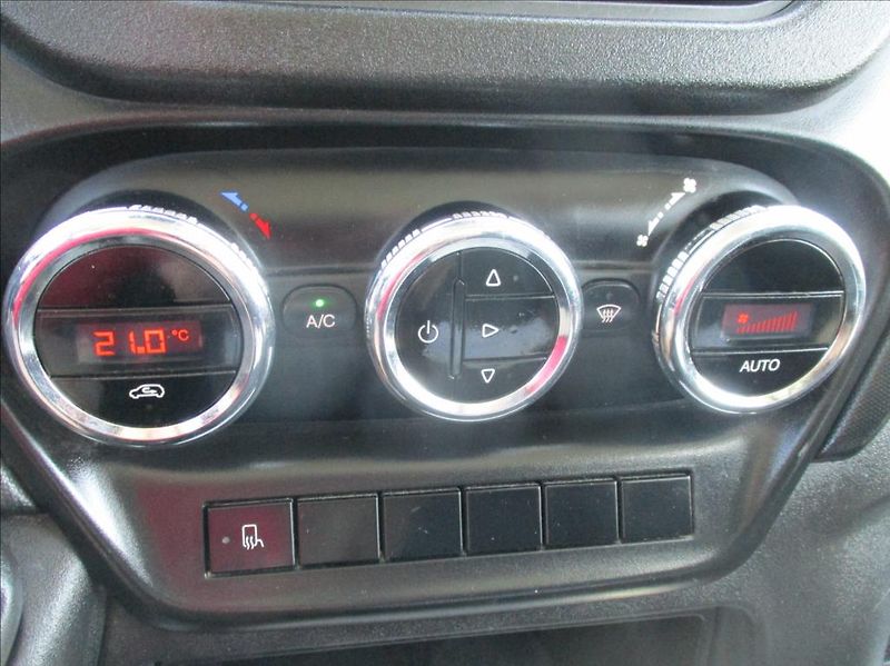 Iveco Daily 2,3 D 35C13, 6míst,klima,DPH, - fotka 17 z 30