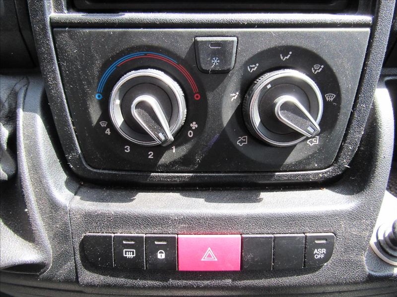 Citroën Jumper 2,2 HDI 110kW 6 míst - fotka 17 z 28