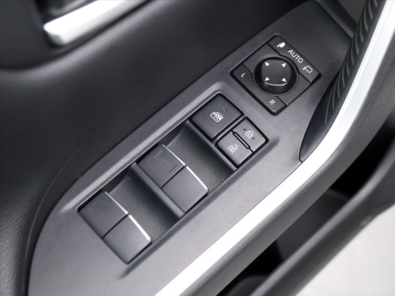 Toyota RAV4 2,5 e-CVT 131kW Selection 4WD - fotka 15 z 34