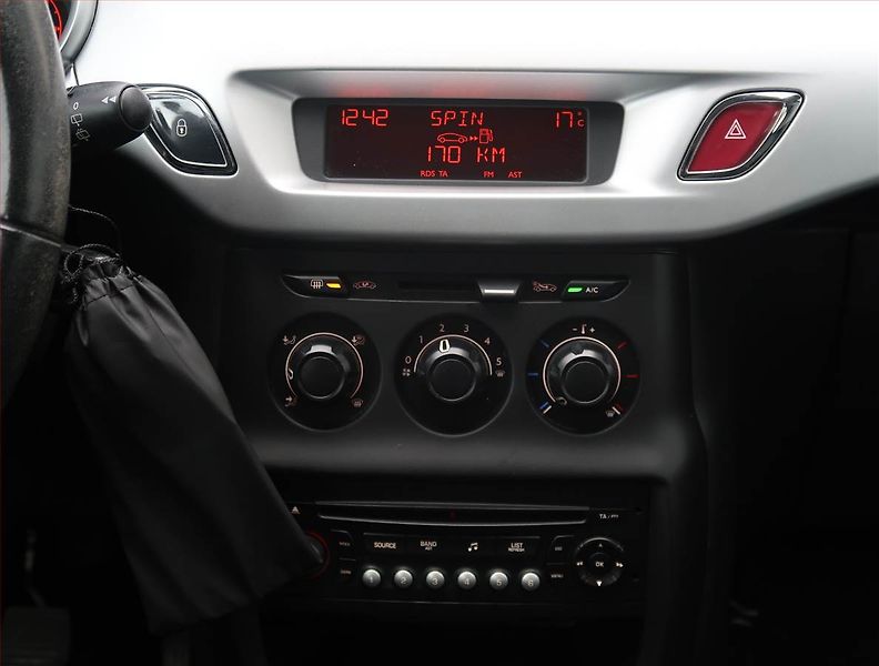 Citroën C3 (2012) 1.4 i, nová STK, jezdí výborně - fotka 12 z 16