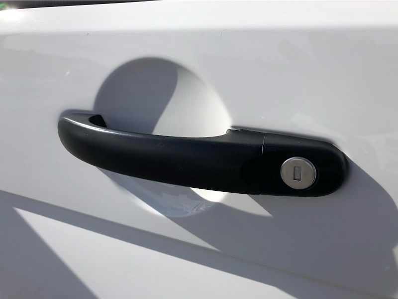 Volkswagen Multivan 6.1 2.0 TDi BULLI - fotka 26 z 29