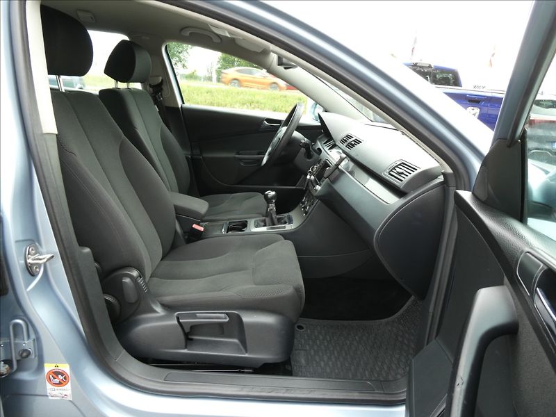 Volkswagen Passat 2,0 TDi 103kW Comfort,NAVI,TZ - fotka 19 z 38