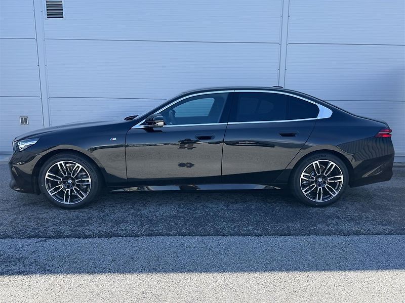 BMW Řada 5 520d xDrive Sedan - fotka 4 z 15