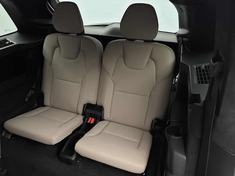 Volvo XC90 (2026) T8 AWD Plug-in ULTRA DARK 7m - fotka 21 z 28