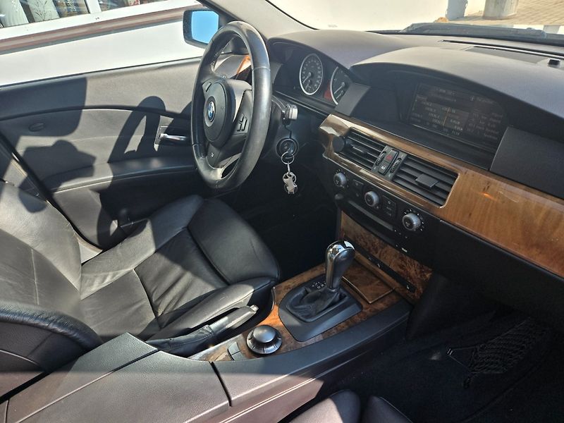 BMW Řada 5 (2005) 3.0 TDI  Automat - fotka 16 z 18
