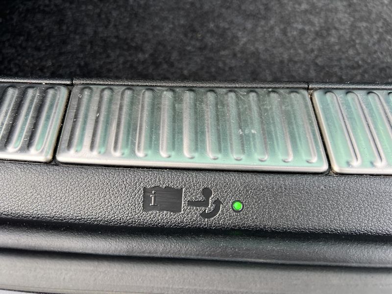 Škoda Superb L&K 2.0TDi 110kw ČR 1.MAJ. DPH - fotka 35 z 55