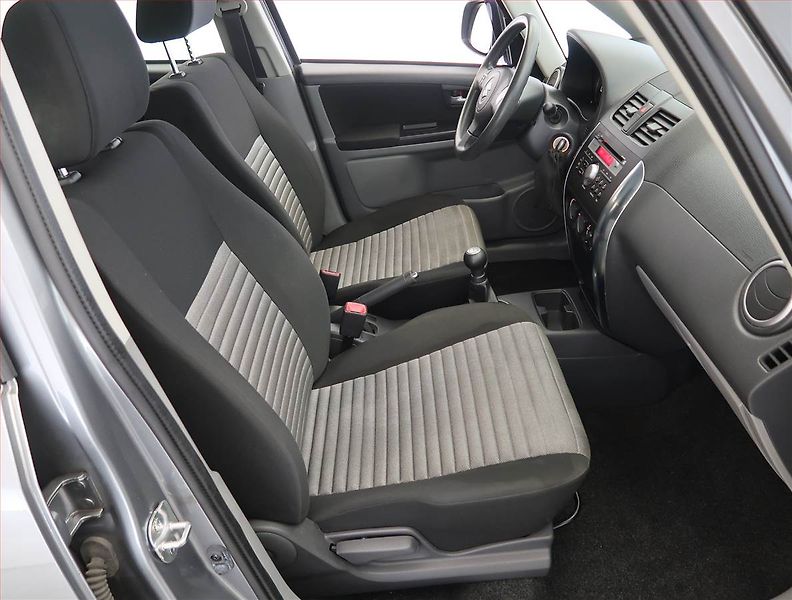 Suzuki SX4 (2013) 1.6 VVT, Serv.kniha - fotka 9 z 15
