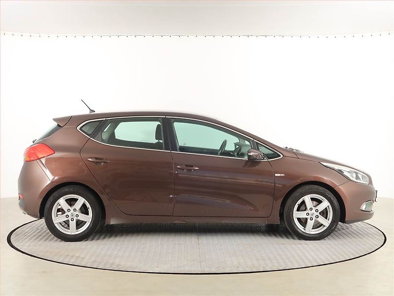Kia Ceed (2012) 1.4 CVVT, Serv.kniha, Tempomat - fotka 6 z 17