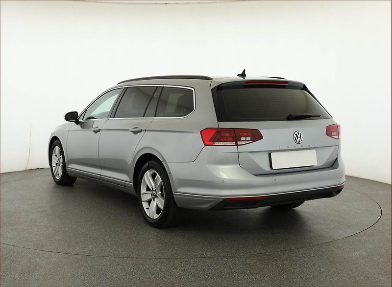 Volkswagen Passat (2019) Business 2.0 TDI, Automat - fotka 4 z 20
