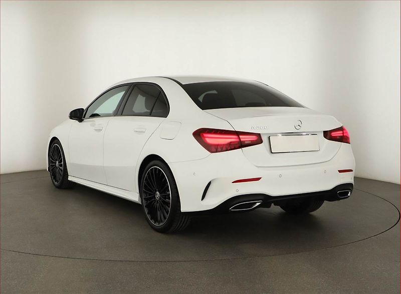 Mercedes-Benz Třídy A (2025) A 200, AMG Line, Navigace - fotka 4 z 23