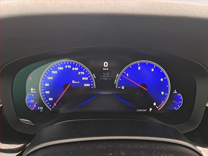BMW Řada 5 (2018) M Sport 520d xDrive - fotka 11 z 17