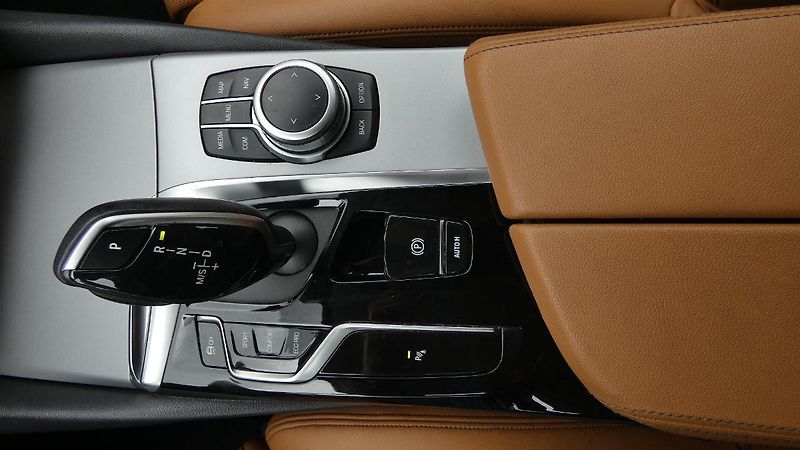 BMW Řada 5 530d xDrive - fotka 17 z 25
