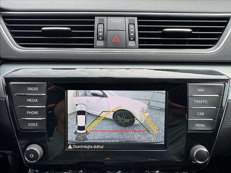 Škoda Superb 1,6 TDI Navi TZ park. kamera - fotka 45 z 50