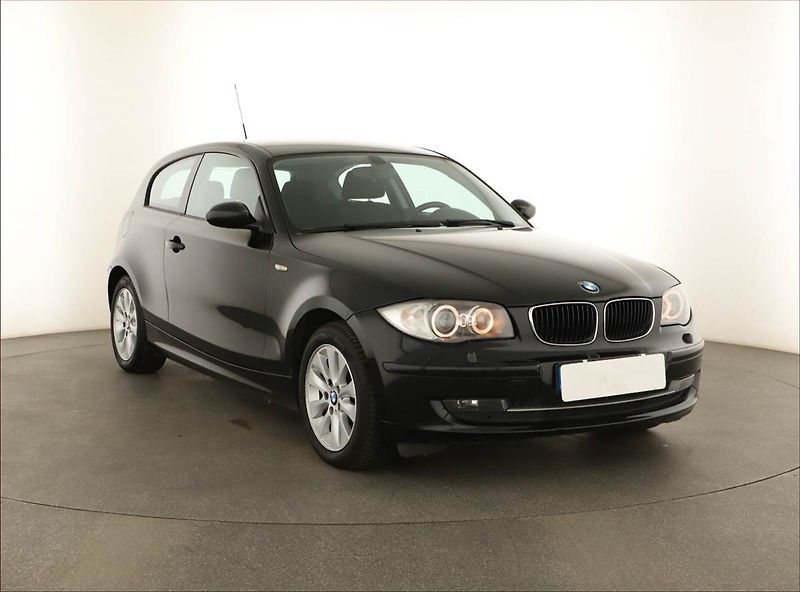 BMW Řada 1 (2009) 116i, po STK, oblíbený vůz - fotka 1 z 13