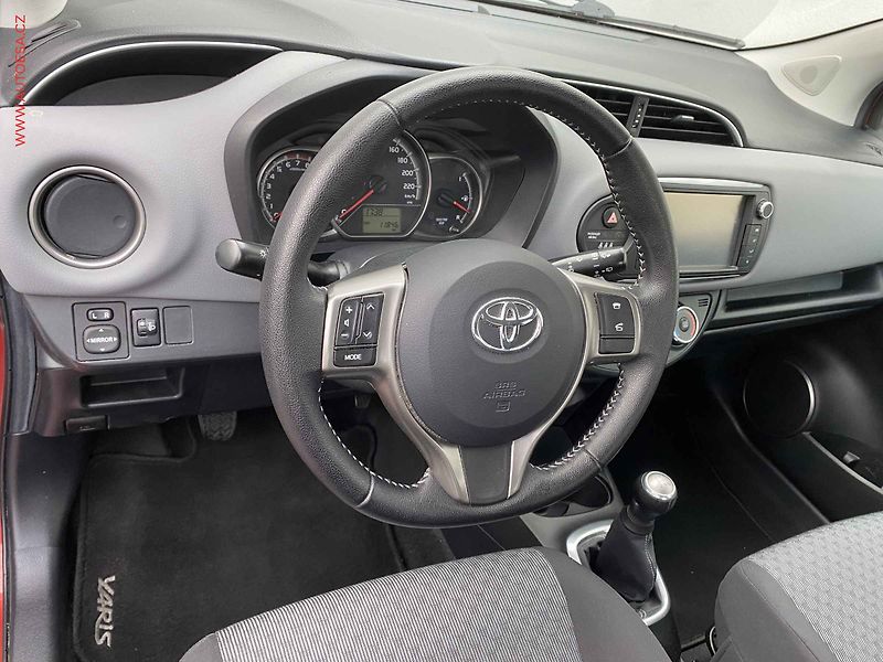 Toyota Yaris (2014) 1.0VVT-i, Comfort, kamera - fotka 12 z 17