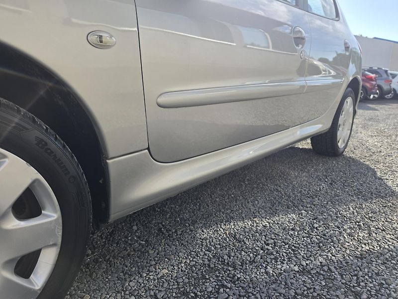 Peugeot 206 1.6 i 80kw Panorama  - fotka 19 z 21