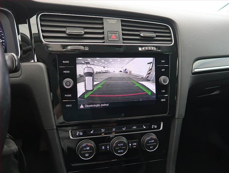Volkswagen Golf (2018) 1.5 TSI, Automat, Serv.kniha - fotka 13 z 18
