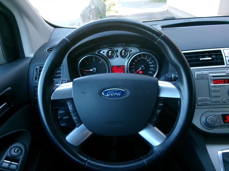 Ford Kuga 2,0TDCI AUTOKLIMA 4x4 TAŽNÉ - fotka 16 z 30