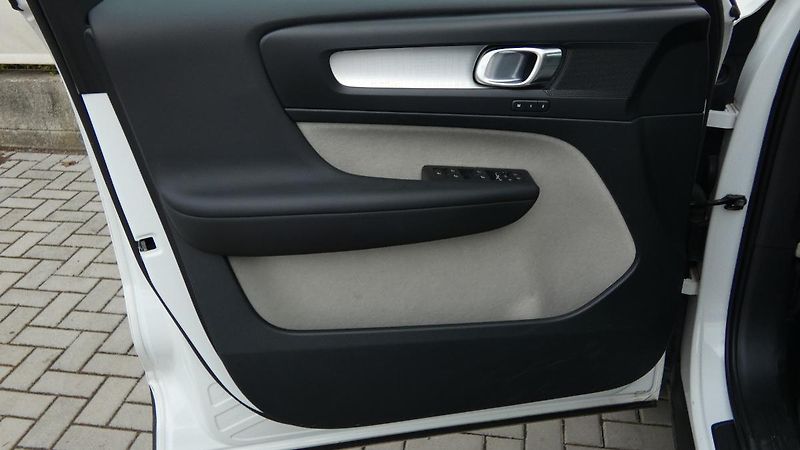 Volvo XC40 D3 Drive-E AWD Momentum - fotka 8 z 22