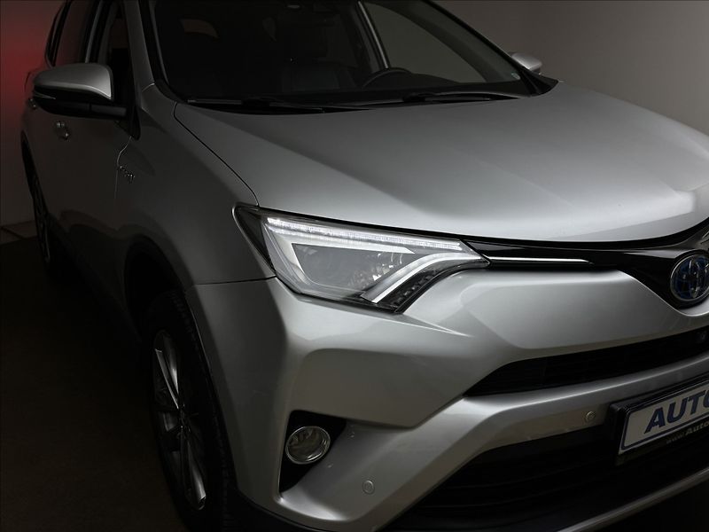 Toyota RAV4 2,5 114kW HYBRID LED KŮŽE 360° - fotka 38 z 45