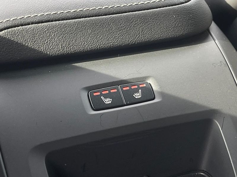 Volvo XC60 B4 AWD R-Design H&K, TZ - fotka 13 z 23