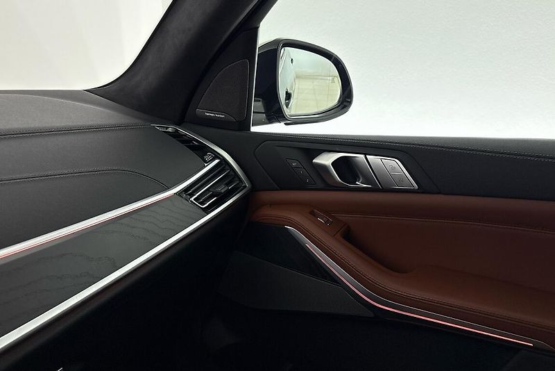 BMW X7 M50i - fotka 22 z 31