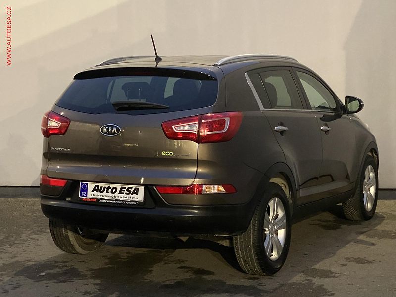 Kia Sportage (2012) 1.7 CRDi, Active, kamera - fotka 4 z 16