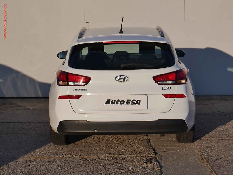 Hyundai i30 (2018) 1.0 T-GDI, ČR, STK3/28, AC - fotka 5 z 14