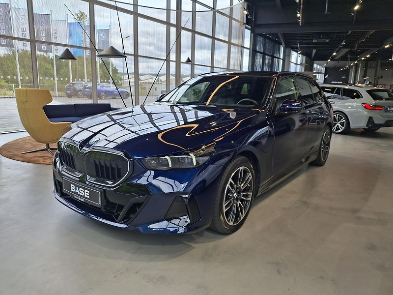 BMW Řada 5 550e xDrive Touring M-Sport  - fotka 3 z 30