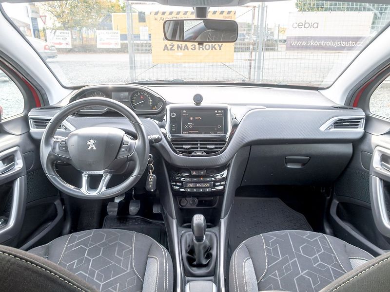 Peugeot 2008 (2017) ČR 1.2T 81KW – 88.359KM - fotka 12 z 41