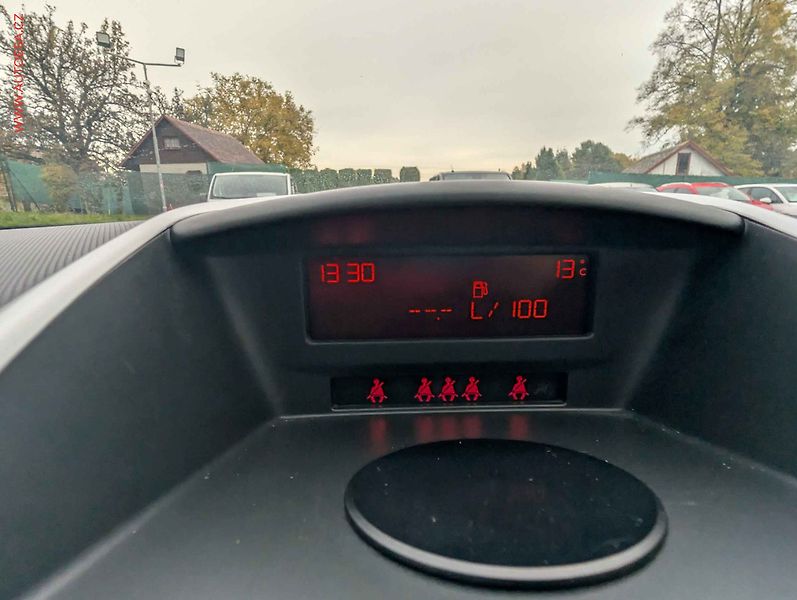 Peugeot 207 (2009) 1.4 i, 1.maj,ČR, Klima - fotka 14 z 18