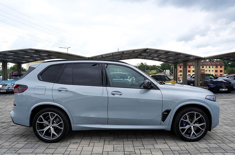 BMW X5 M60i xDrive/AT9/21/530 PS - fotka 7 z 45