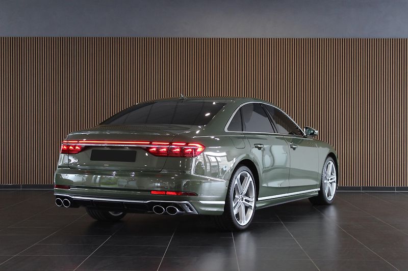 Audi S8 B&O-Adv. Carbon Matrix Pano TV - fotka 4 z 52