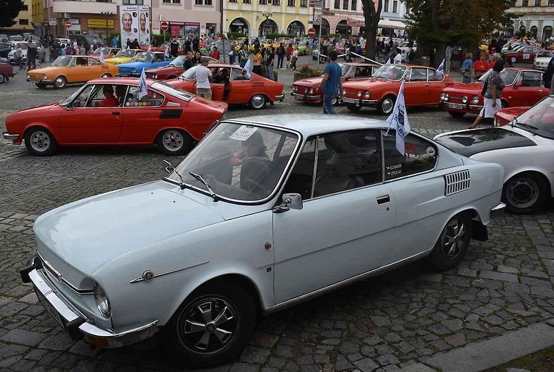 Tři z účastníků srazu před bránou továrny Škoda Auto v Kvasinách