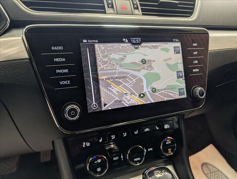 Škoda Superb 2.0 TDI STYLE - fotka 21 z 30